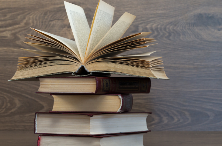 🎧 Deux prêtres publient un livre pour aider les jeunes à passer des vacances utiles