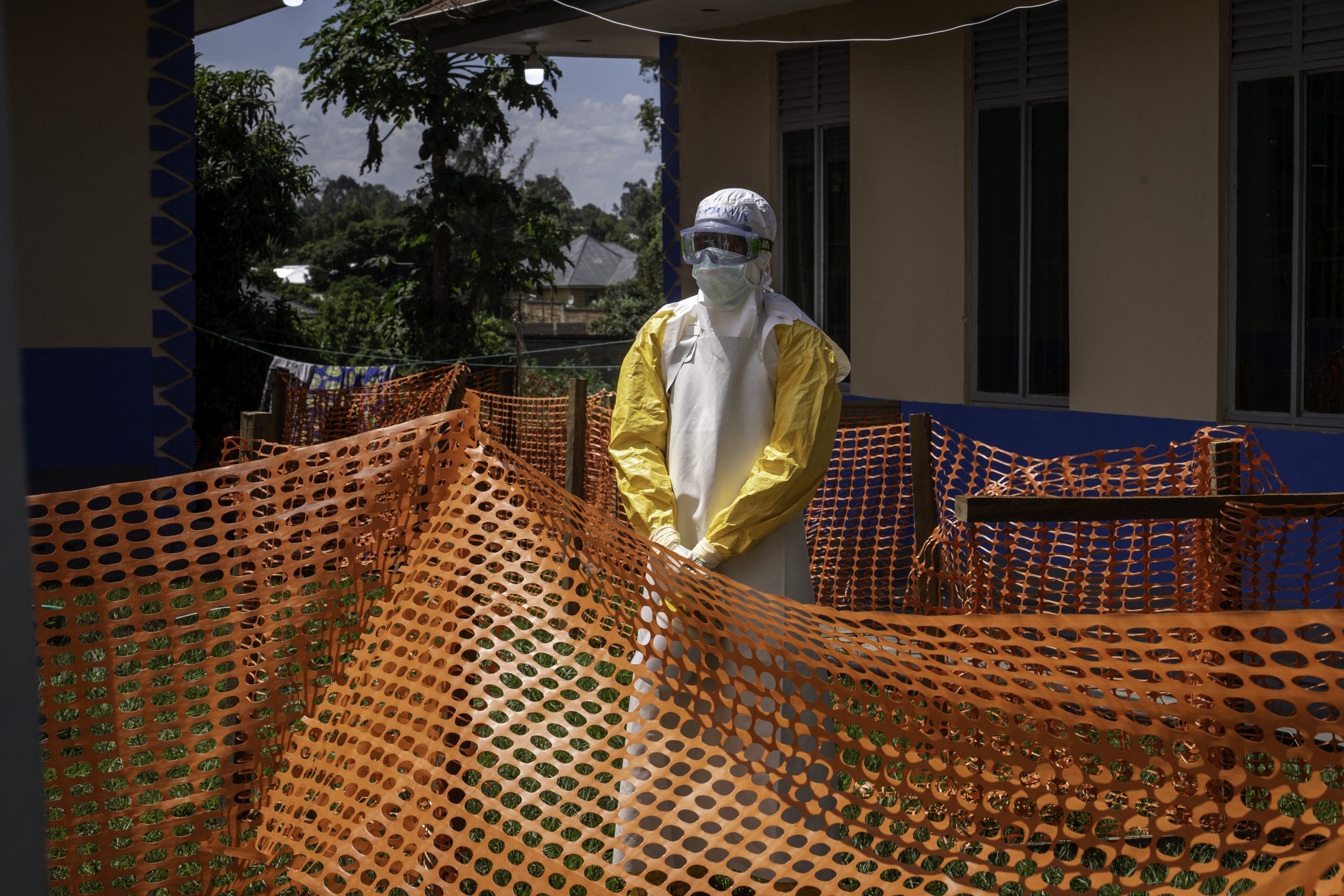 RDC : un bateau en provenance de la Mongala, à bord duquel un cas suspect d’Ebola est décédé, a accosté à Maluku sous escorte des forces navales