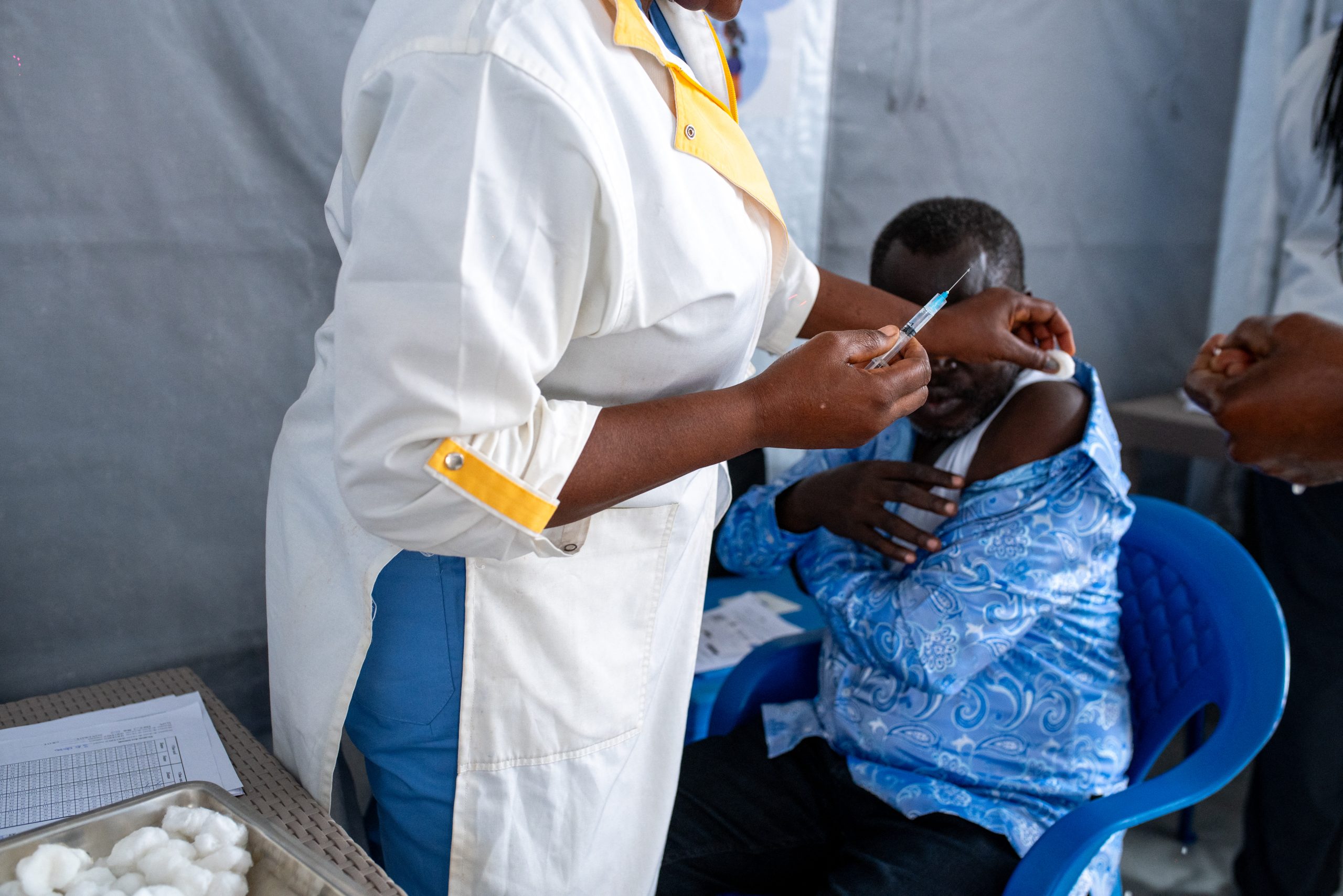 Ebola : à Bunia, les personnels de première ligne commencent à recevoir le vaccin Ervebo