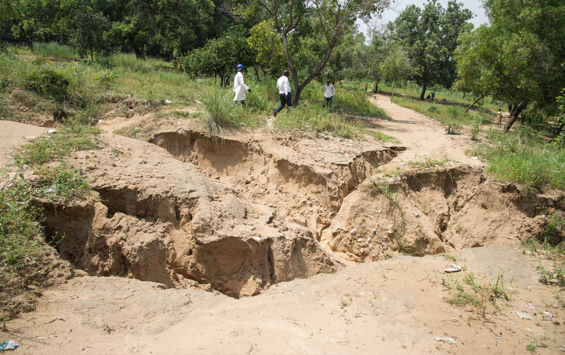 Sud-Kivu : face à l’avancée des érosions dans leur cité, des jeunes s’organisent pour combattre les causes