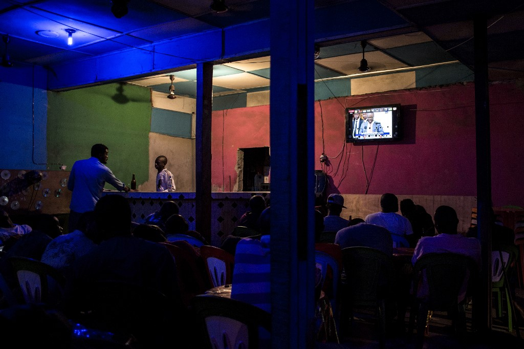 Covid-19 : Des bars accueillent des clients malgré l’interdiction
