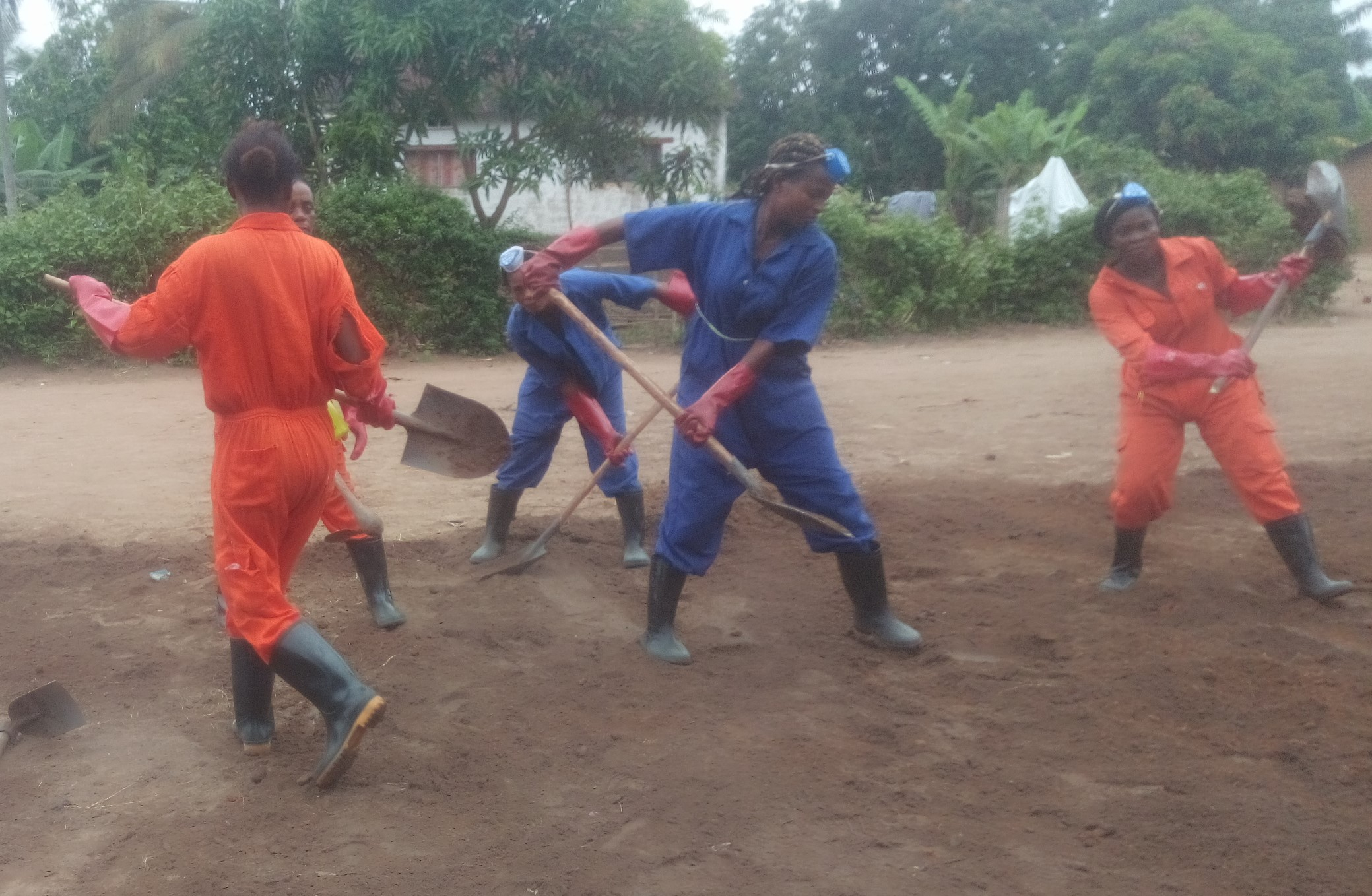 Kananga: des jeunes se livrent au cantonnage manuel à travers la ville