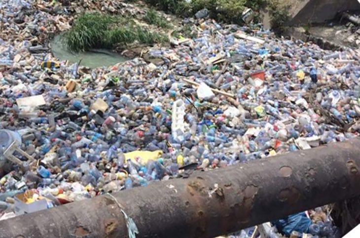 Kongo Central : polluées par les déchets plastiques et délaissées par le pouvoir public,  les rivières de la ville de Boma sont curées par un groupe de jeunes