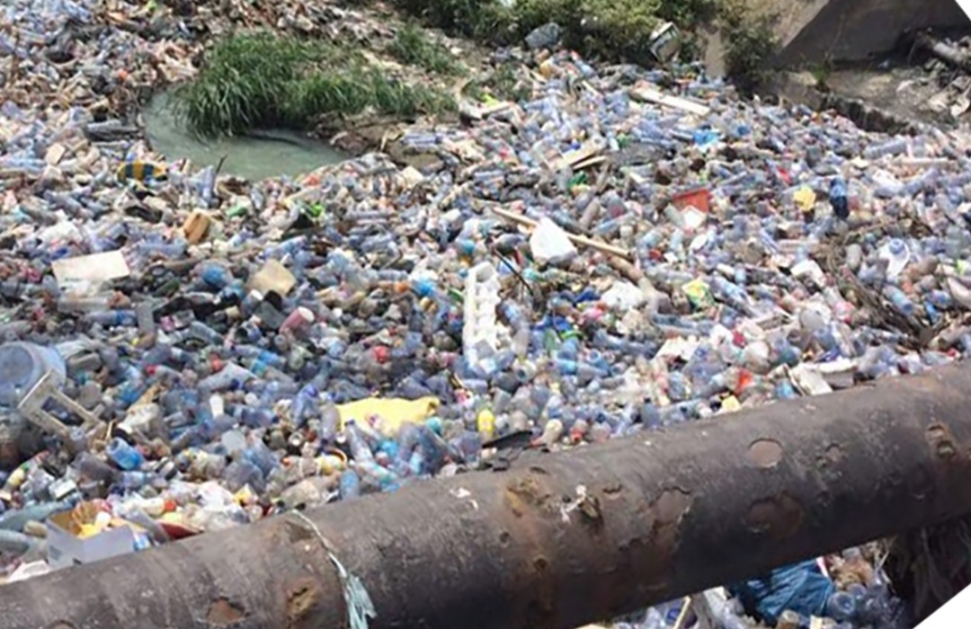 Kongo Central : polluées par les déchets plastiques et délaissées par le pouvoir public,  les rivières de la ville de Boma sont curées par un groupe de jeunes
