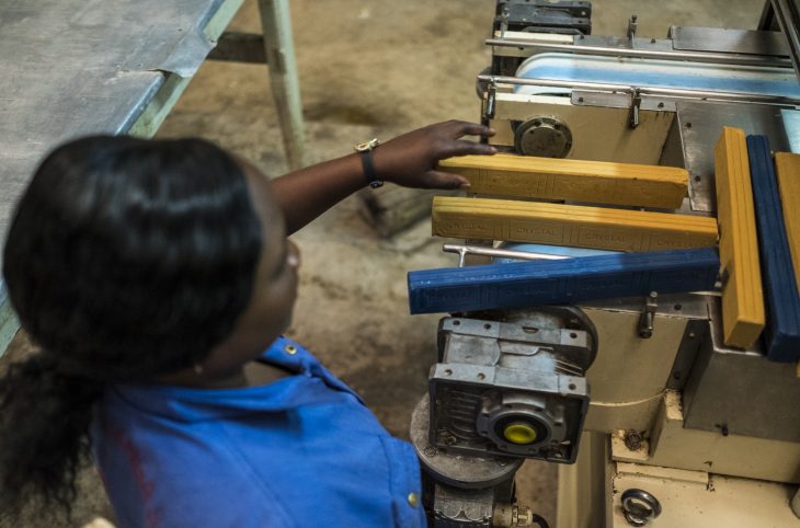 « Bijobe », un savon que les femmes de Kamonia fabriquent et vendent pour subvenir aux besoins de leurs familles