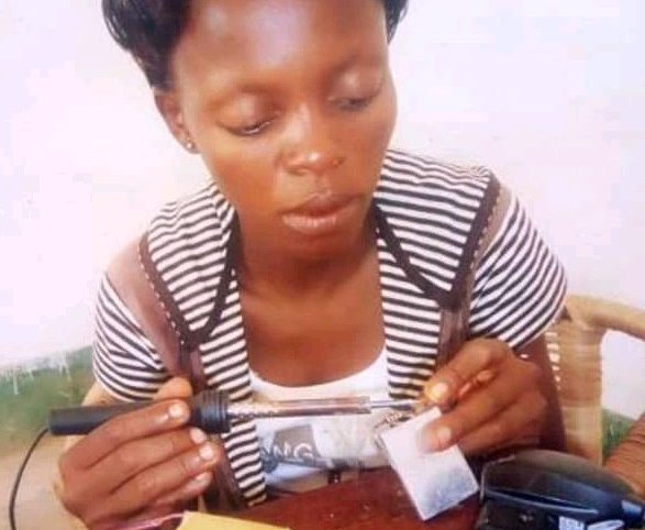 Mimie AENDALESE, la seule femme électronicienne de Kisangani