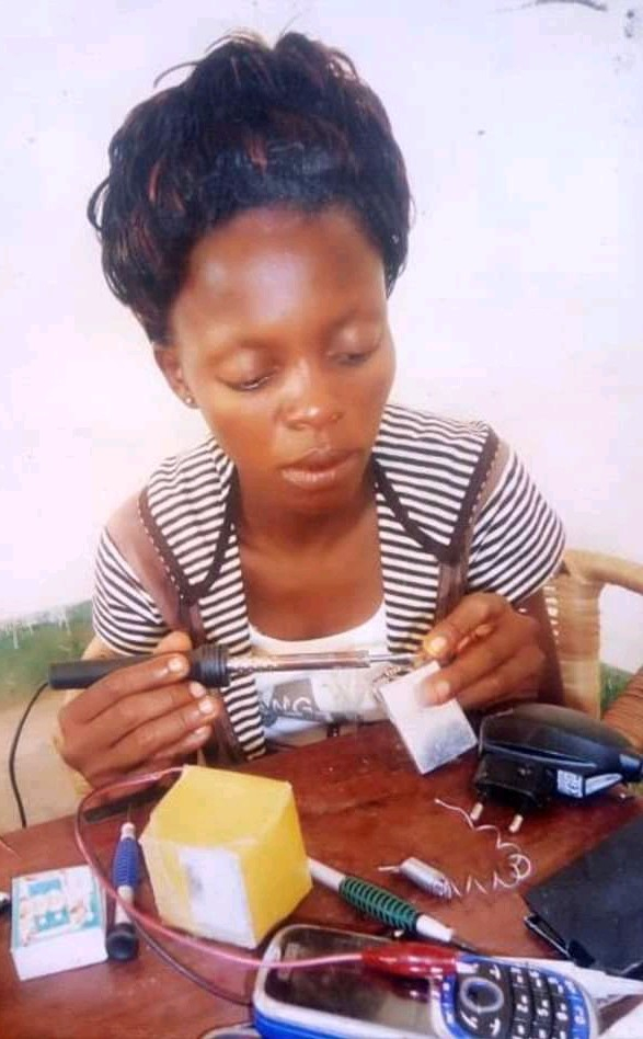 Mimie AENDALESE, la seule femme électronicienne de Kisangani