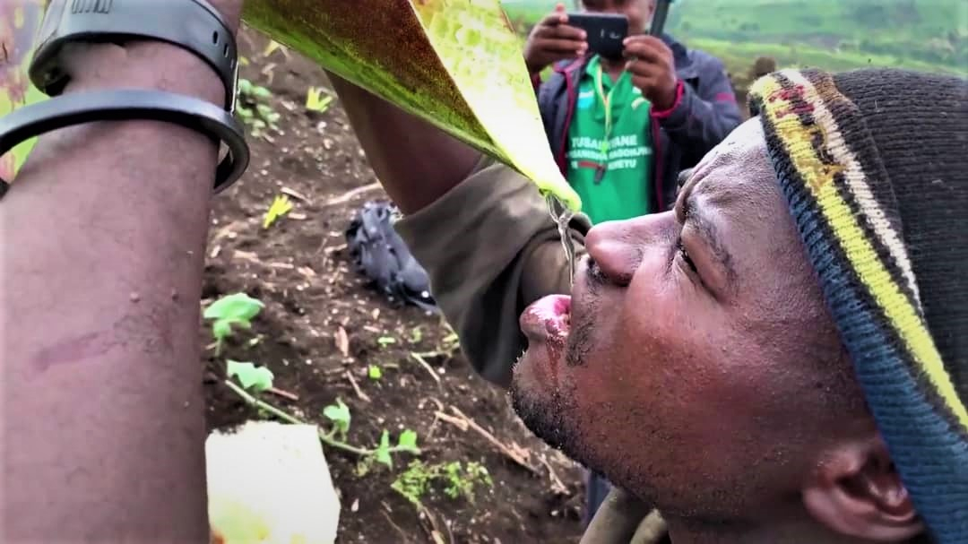 Covid-19 : En manque d’eau courante, des villageois recourent à l’eau de plantes pour se laver les mains à Mutaho