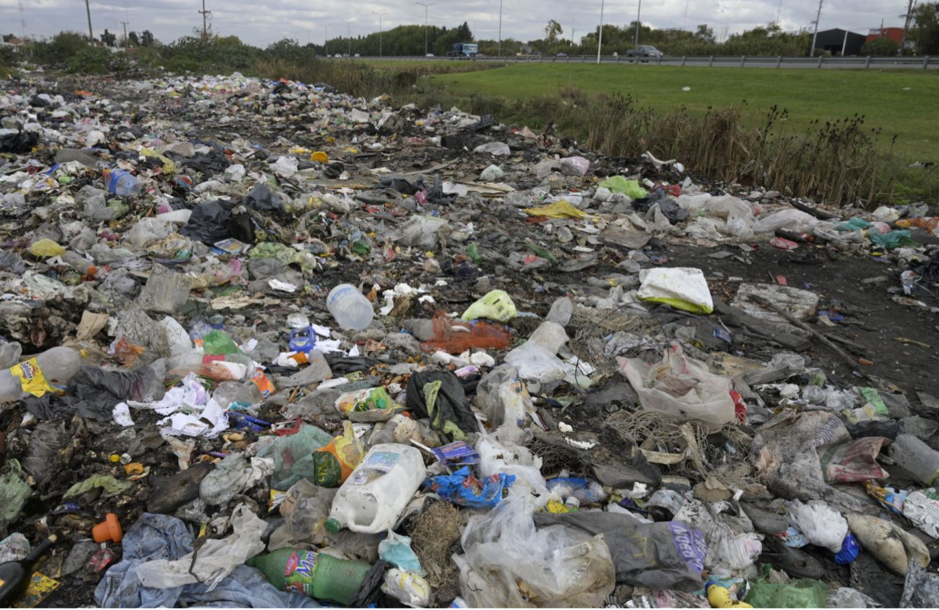 Kwilu : Les déchets plastiques sont transformés en pavé de sol