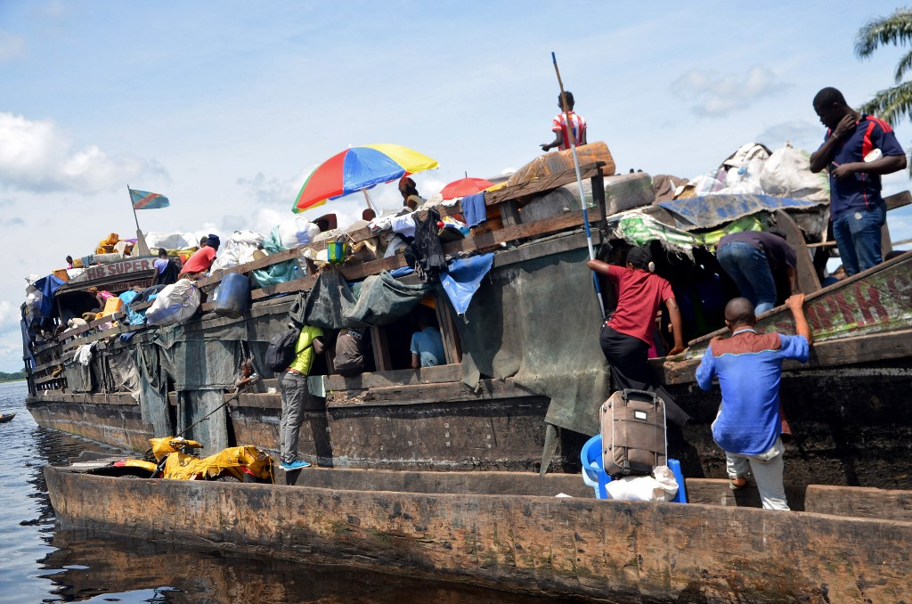 Des embarcations clandestines quittent Kinshasa la nuit à destination de Mbandaka