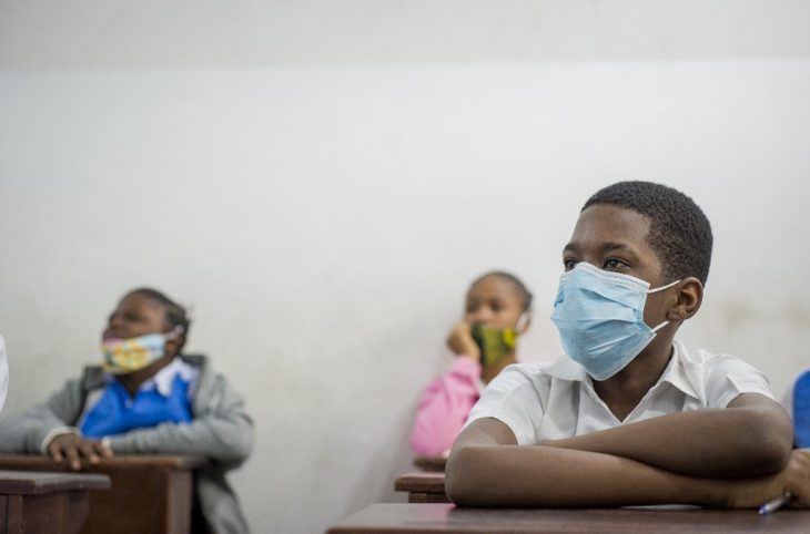 Covid-19 : le port de masques et le respect de la distanciation sociale, un casse-tête pour les écoles