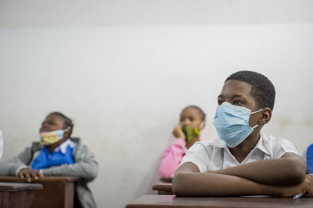 Covid-19 : le port de masques et le respect de la distanciation sociale, un casse-tête pour les écoles