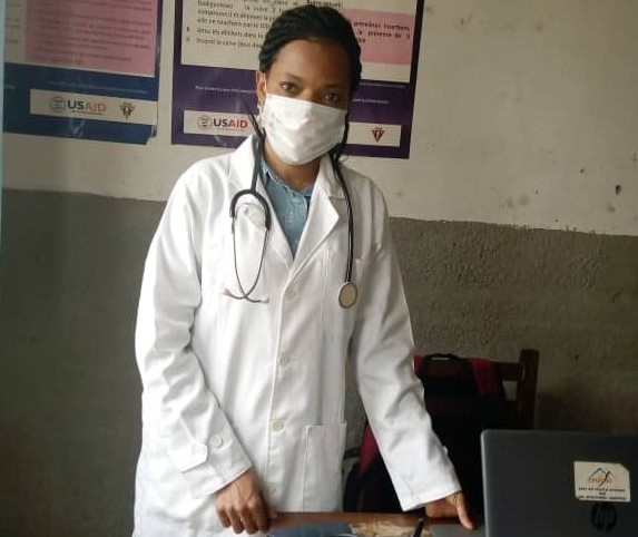 Marlène Ndelela : jeune médecin, sensibilisatrice sur la covid19 à Kananga