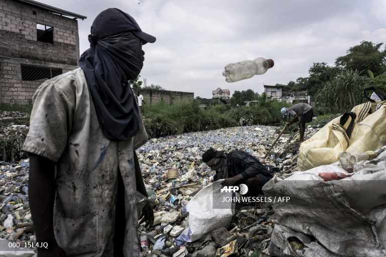 Kongo-Central : l’ONG « amour» valorise les déchets plastiques ramassés dans les poubelles à Moanda