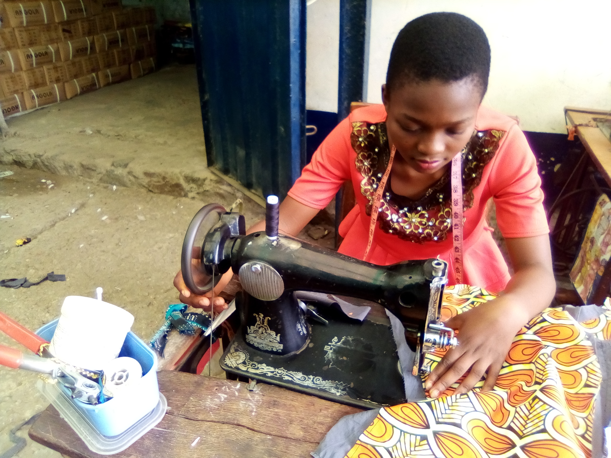Kananga : la coupe et couture pour l’autonomisation des jeunes désœuvrés