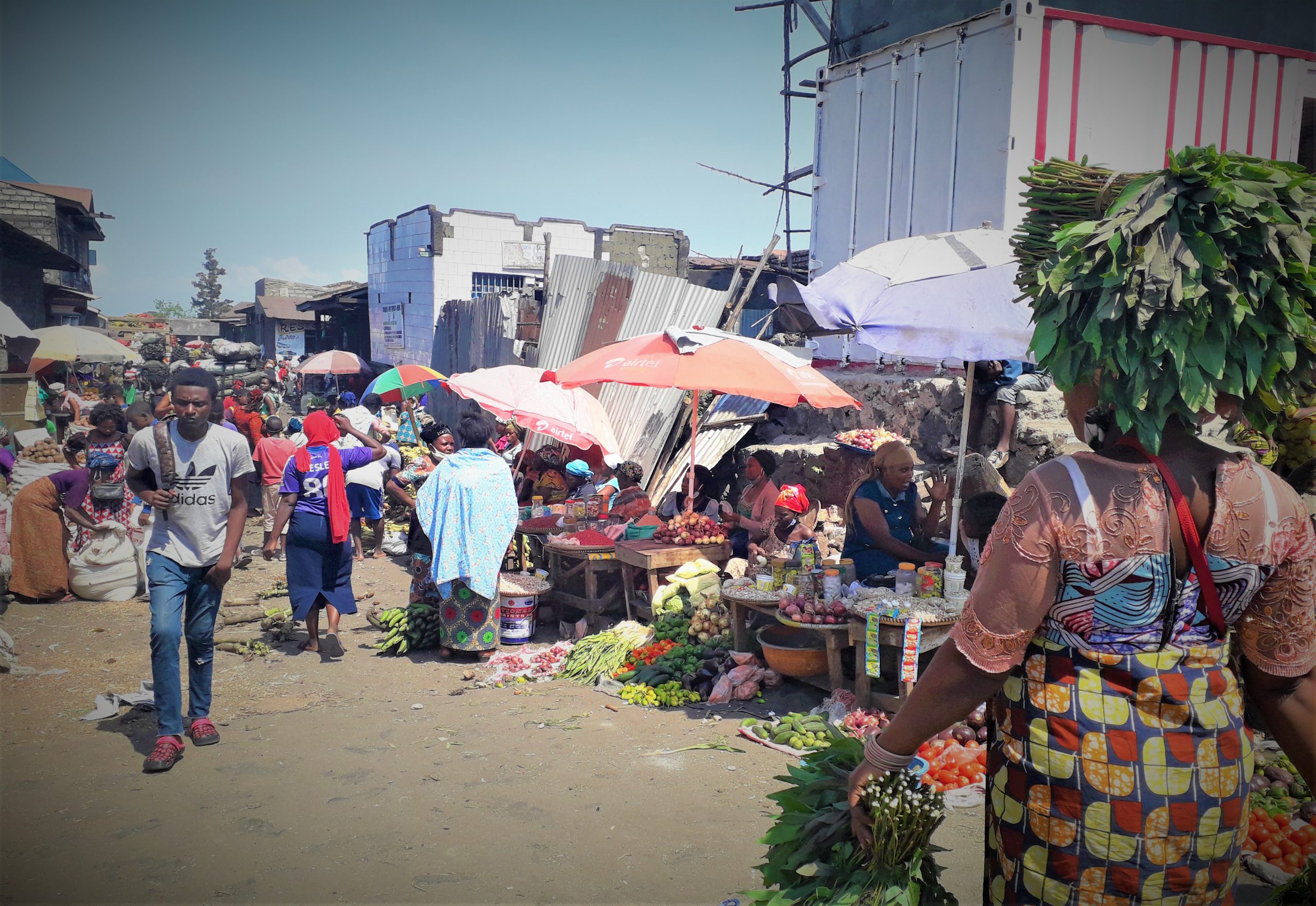 Lavage de mains et distanciation : gestes barrières difficiles à respecter dans les marchés à Goma