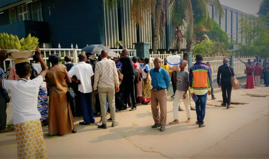 Mbuji-Mayi : Les gestes barrières jetés aux oubliettes pendant la paie des fonctionnaires